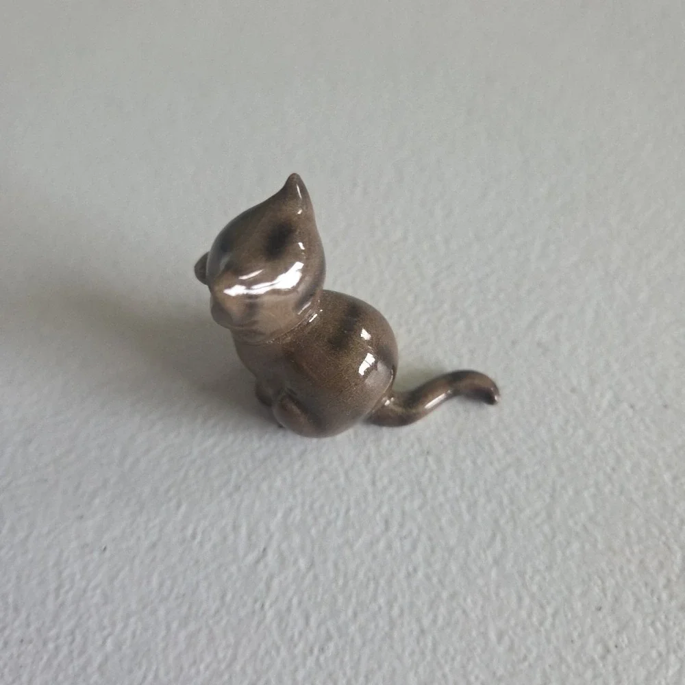 Hagen Renaker Thumb Sucking Cat Miniature Figure Style A-367